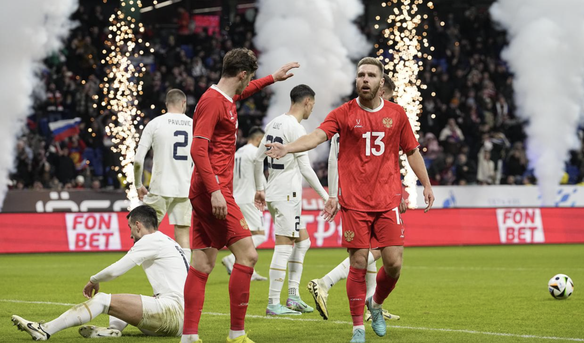 Nga (áo đỏ) thắng Serbia 4-0 ở trận giao hữu vào tháng 6/2024. Ảnh: AFP